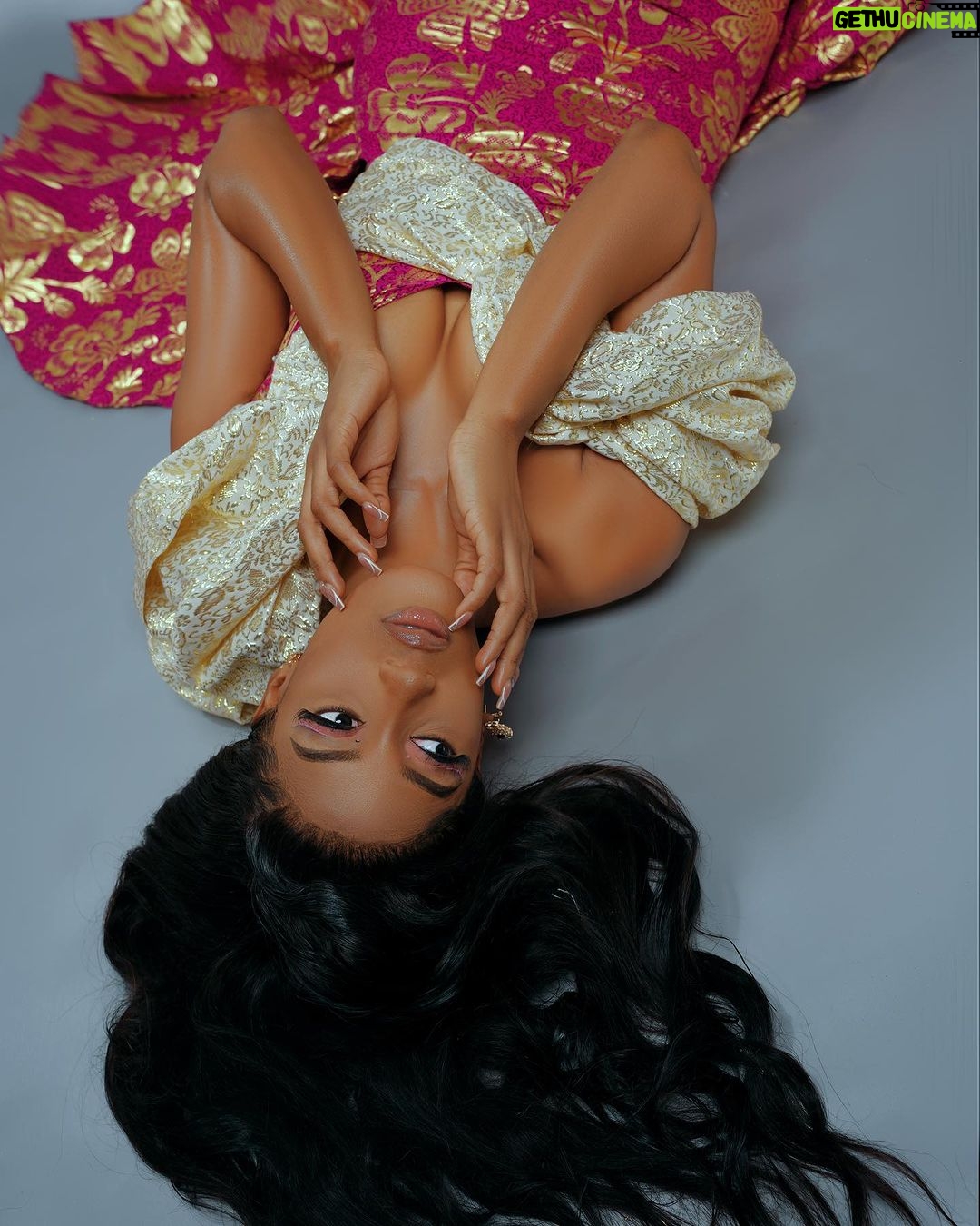 Julia Samantha Edima Instagram - π. o c t o b e r π October Is Breast cancer awareness Month . Supporting the fighters , Admiring the Survivors, Honoring the Takenβ¦ AND NEVER, EVER GIVING UP'HOPE. π πΈ : @fbs_pictures π : @moan_yesus Wig : @nourishka_officiel #newmonth #pinkoctober #breastcancer #breastcancerawareness #yourmentalyourbeauty