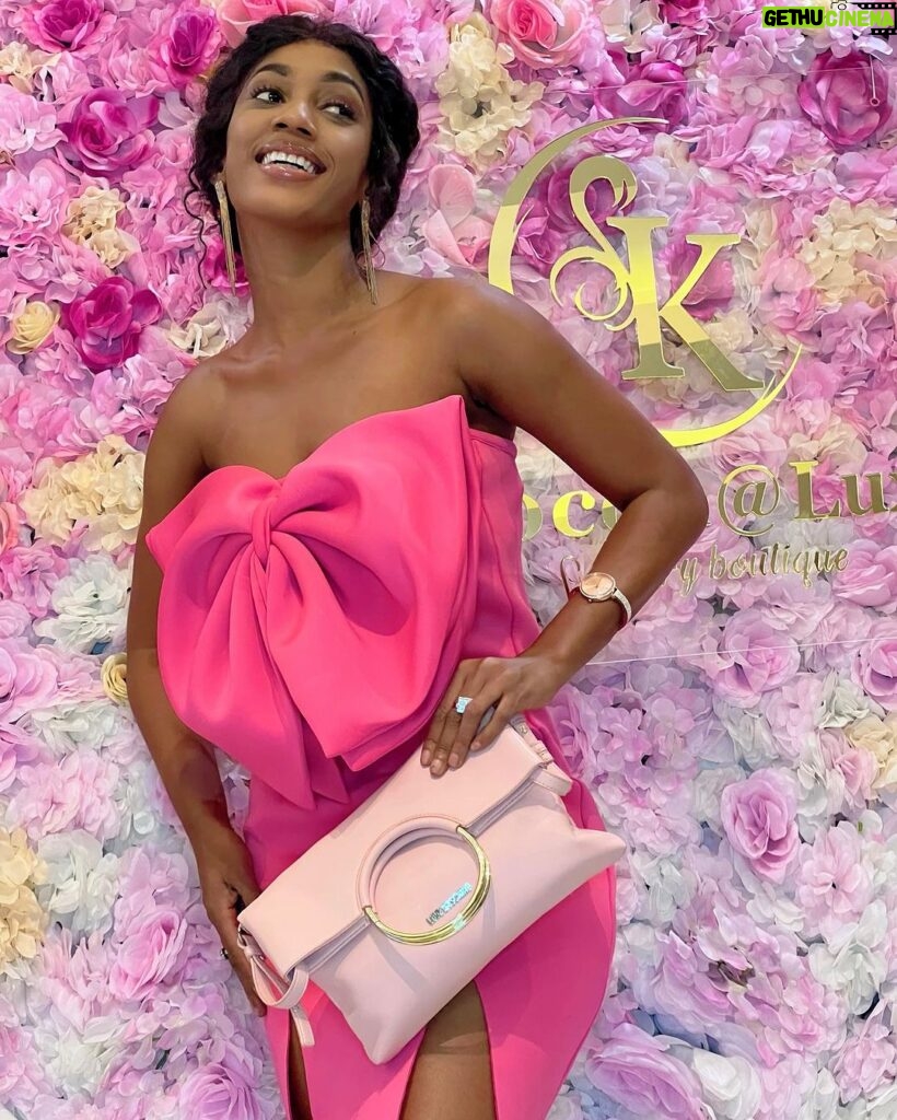 Julia Samantha Edima Instagram - What does a woman always carry in her @kocohlux bag? 👛🥰 Opt for "pink Love Moschino" this weekend 🌸 may it be wonderful ! #kocohlux #pinkmoschinobag