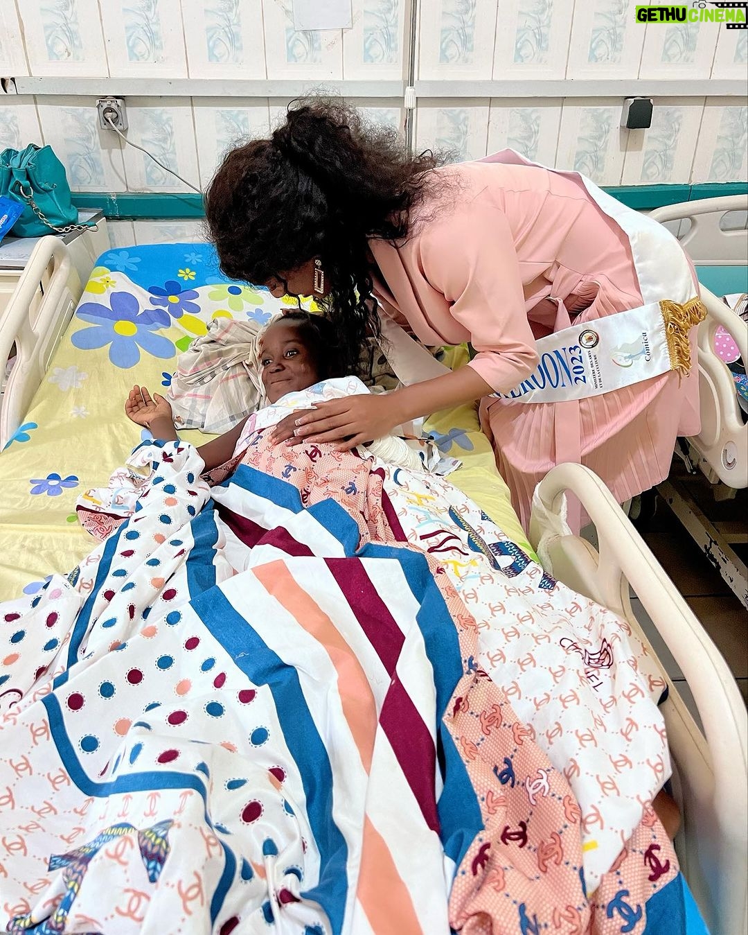 Julia Samantha Edima Instagram - En route pour une visite aux centres de prise en charge, de désintoxication et de réinsertion sociale de l’ONG @fondationfeef ( Fondation d’Éducation d’Espérance by Flomik) j’ai tenu à faire un saut à l’hôpital Générale de Yaoundé par le biais de @michelecare_world Pour rendre visite à des enfants malades , Anaëlle et surtout la petite Princesse qui s’apprête à faire face à une intervention chirurgicale de la mâchoire 😢 Imaginez-vous l’angoisse de sa maman , la peur qui anime de cette petite en ce moment 🥺 Impossible pour moi de ne pas apporter mon aide à la famille pour qu’elle retrouve la santé et puisse reprendre le chemin de l’école . Si vous voulez également vous joindre à moi pour son opération , voici le numéro à contacter :+237 6 99 16 16 71 Hôpital Général