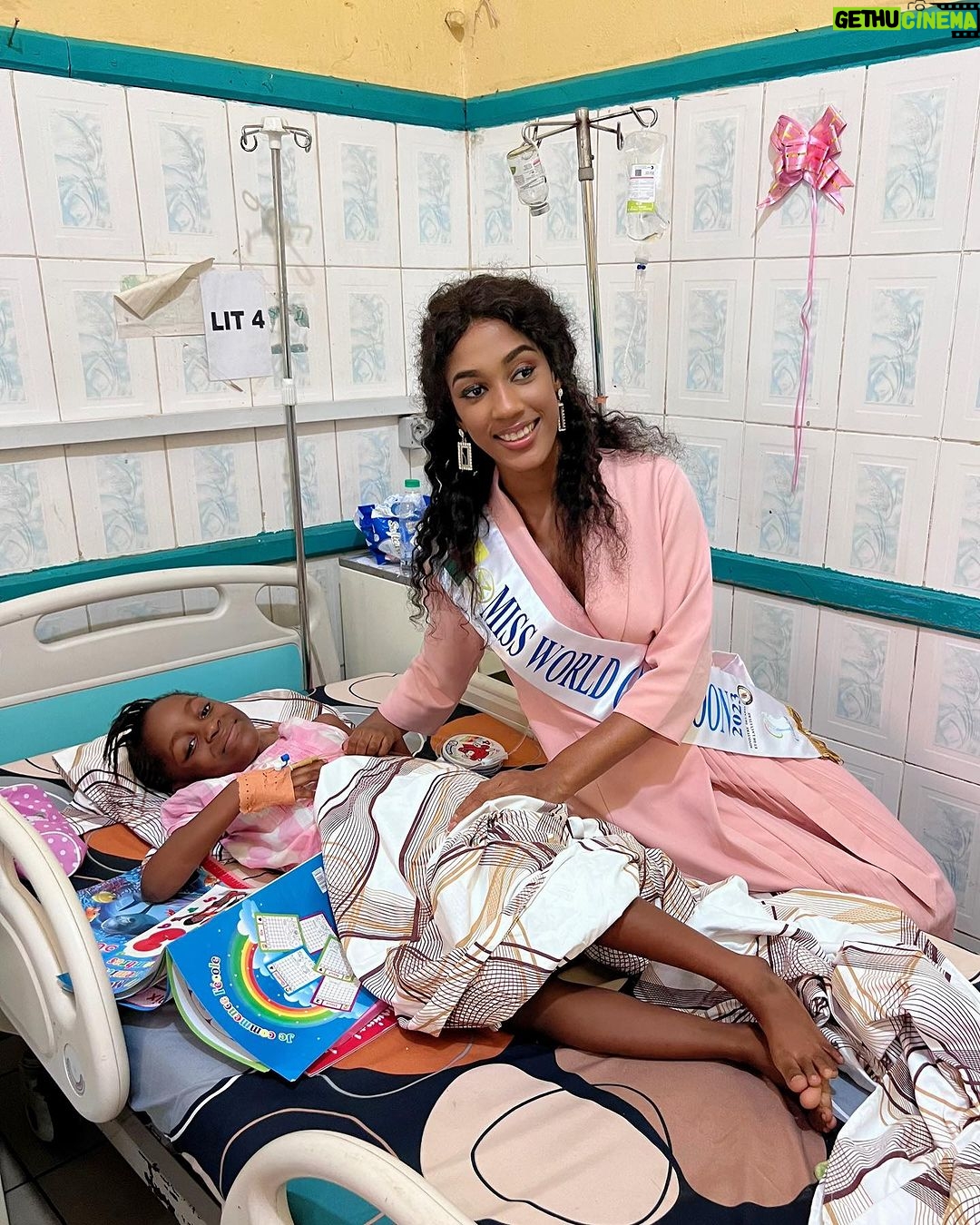 Julia Samantha Edima Instagram - En route pour une visite aux centres de prise en charge, de désintoxication et de réinsertion sociale de l’ONG @fondationfeef ( Fondation d’Éducation d’Espérance by Flomik) j’ai tenu à faire un saut à l’hôpital Générale de Yaoundé par le biais de @michelecare_world Pour rendre visite à des enfants malades , Anaëlle et surtout la petite Princesse qui s’apprête à faire face à une intervention chirurgicale de la mâchoire 😢 Imaginez-vous l’angoisse de sa maman , la peur qui anime de cette petite en ce moment 🥺 Impossible pour moi de ne pas apporter mon aide à la famille pour qu’elle retrouve la santé et puisse reprendre le chemin de l’école . Si vous voulez également vous joindre à moi pour son opération , voici le numéro à contacter :+237 6 99 16 16 71 Hôpital Général