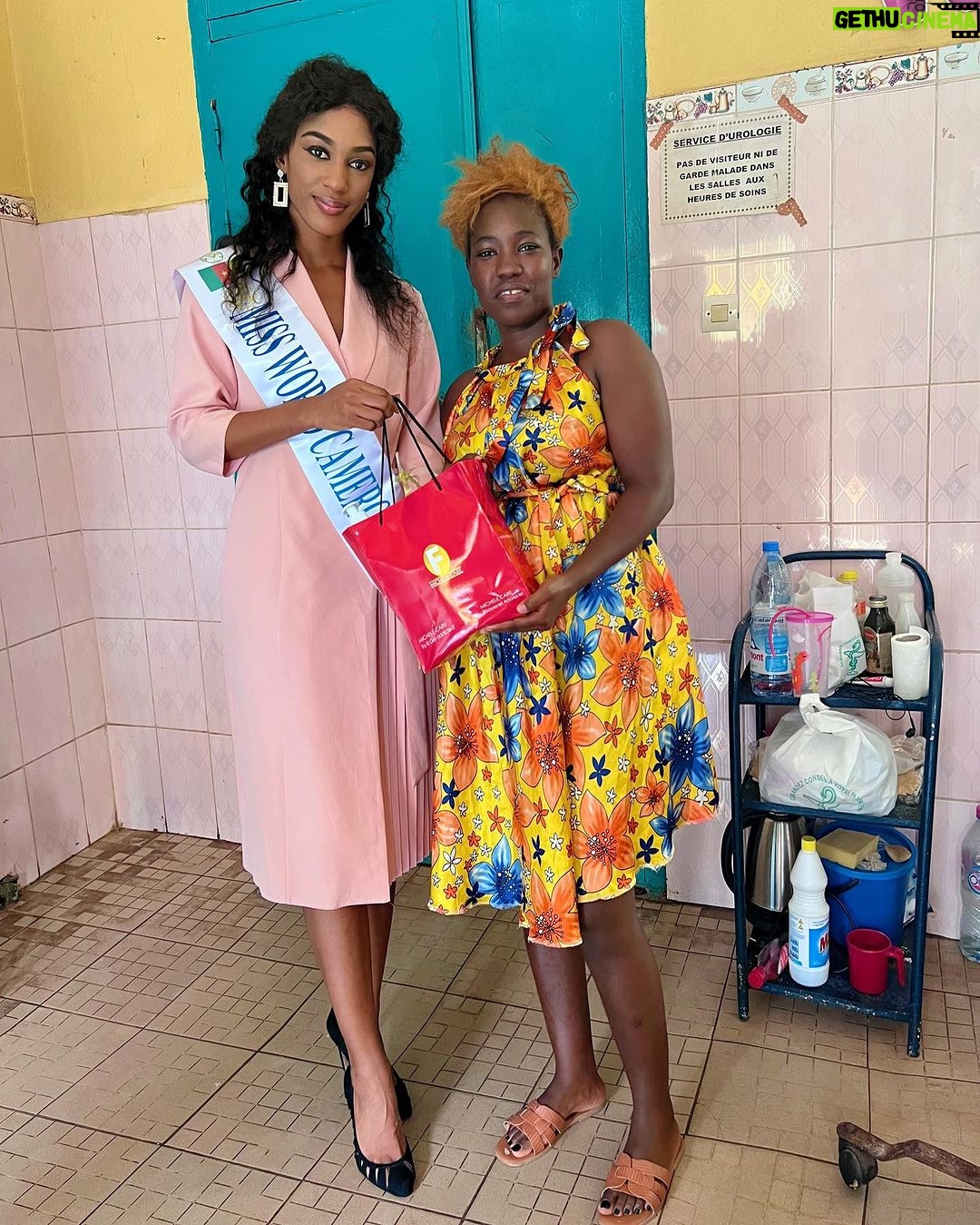 Julia Samantha Edima Instagram - En route pour une visite aux centres de prise en charge, de désintoxication et de réinsertion sociale de l’ONG @fondationfeef ( Fondation d’Éducation d’Espérance by Flomik) j’ai tenu à faire un saut à l’hôpital Générale de Yaoundé par le biais de @michelecare_world Pour rendre visite à des enfants malades , Anaëlle et surtout la petite Princesse qui s’apprête à faire face à une intervention chirurgicale de la mâchoire 😢 Imaginez-vous l’angoisse de sa maman , la peur qui anime de cette petite en ce moment 🥺 Impossible pour moi de ne pas apporter mon aide à la famille pour qu’elle retrouve la santé et puisse reprendre le chemin de l’école . Si vous voulez également vous joindre à moi pour son opération , voici le numéro à contacter :+237 6 99 16 16 71 Hôpital Général