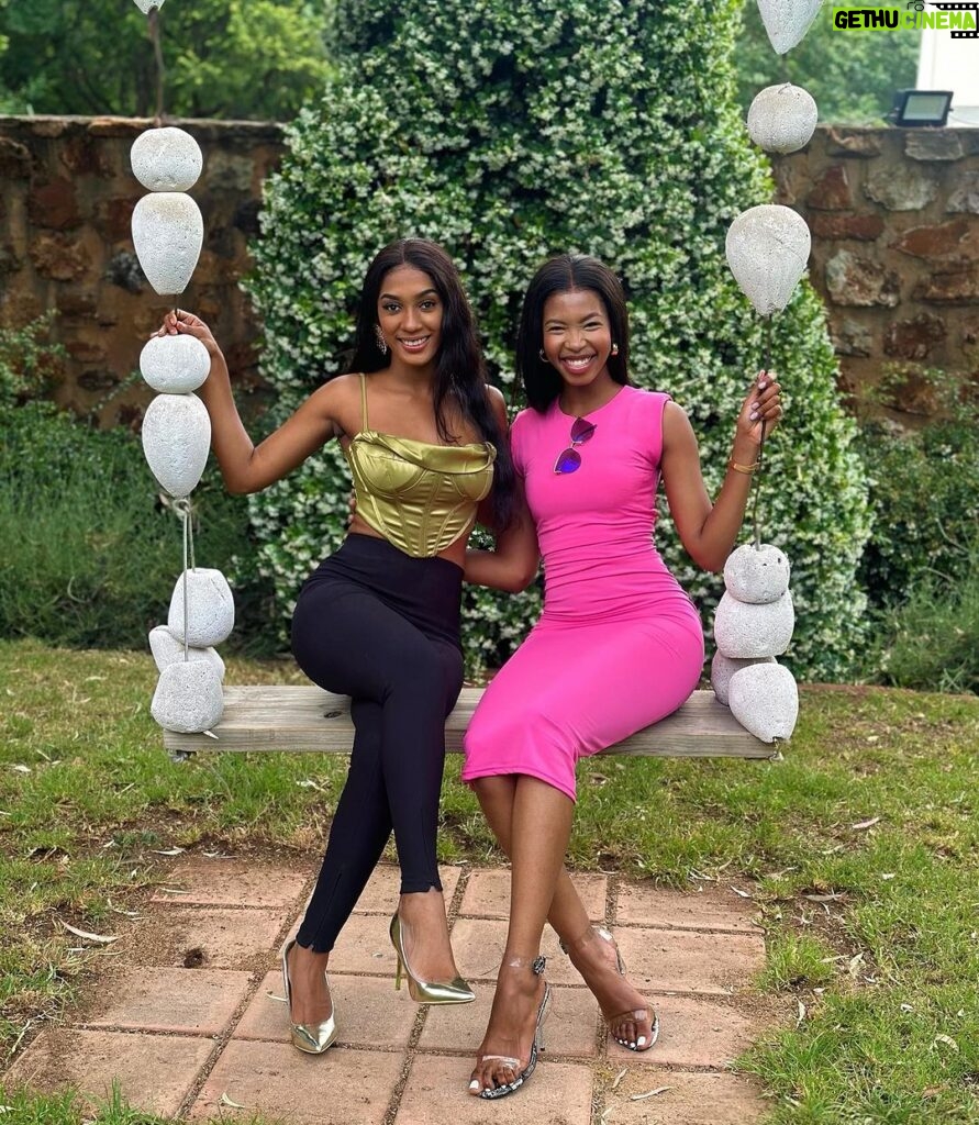 Julia Samantha Edima Instagram - With my lovely miss World’s sister @lesego_chombo ❤️ her energy OMG 🤲🏽😍😍👌🏾 looking forward for @missworldsouthafrica tonight 🇿🇦 South Africa