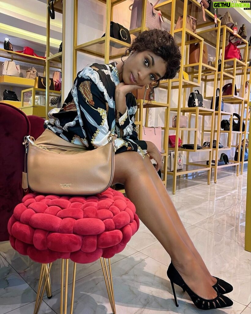 Julia Samantha Edima Instagram - a secret that you always keep in your @kocohlux handbag 👜🤍 #kocohlux #luxuryhandbag KocohLux