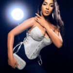 Julia Samantha Edima Instagram - Aussi fidèle qu’un sac à main @kocohlux l’est au charme d’une femme , sois ainsi fidèle à ta valeur … tu es un précieux diamant 💎 : : Vos articles d'origine avec numéro de série d'authentification. vérifiable Via le code-barre uniquement chez kocohlux. Boutique située à Bali pharmacie de la Côte face media plus ( Douala) ☎️657370880/651456566 Siteweb:www.kocohlux.com 📸 : @leo.vouk_shotthis 💄 : Sandyy Glam's Wig : @nourishka_officiel #kocohlux #pochette #slay #femmefatale #femmestyle