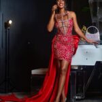 Julia Samantha Edima Instagram - Happy New year 💋💋💋 La route a été longue , parfois parsemée de larmes , parfois de sourires , j’en sors encore plus forte et profondément reconnaissante pour chaque battement de cœur ici sur ma page . L’aventure sans vous n’aurait jamais pu être aussi belle . Merci ❤️ Vous êtes mes petites douceurs . Vivez pleinement et que rien ne vous arrête dans ce nouveau chapitre 💋 Dress : @moan_yesus Handbag : @kocohlux Pictures : @_caption12_ #newyear #newbrand