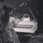 Julia Samantha Edima Instagram - Happy New year 💋💋💋 La route a été longue , parfois parsemée de larmes , parfois de sourires , j’en sors encore plus forte et profondément reconnaissante pour chaque battement de cœur ici sur ma page . L’aventure sans vous n’aurait jamais pu être aussi belle . Merci ❤️ Vous êtes mes petites douceurs . Vivez pleinement et que rien ne vous arrête dans ce nouveau chapitre 💋 Dress : @moan_yesus Handbag : @kocohlux Pictures : @_caption12_ #newyear #newbrand