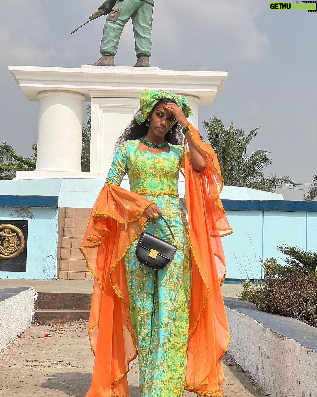 Julia Samantha Edima Instagram - La noblesse ? Y aller pas à pas avec des actes qui viennent du cœur , fidèles à vos idées et principes . Passez une excellente semaine 🍃 Ma tenue et mes accessoires viennent de chez @dame_eskiss ce matin ! N’oubliez pas de les aimer sur Mobstar également ❤️ Mon sac : @kocohlux #newweek #MondayMotivation