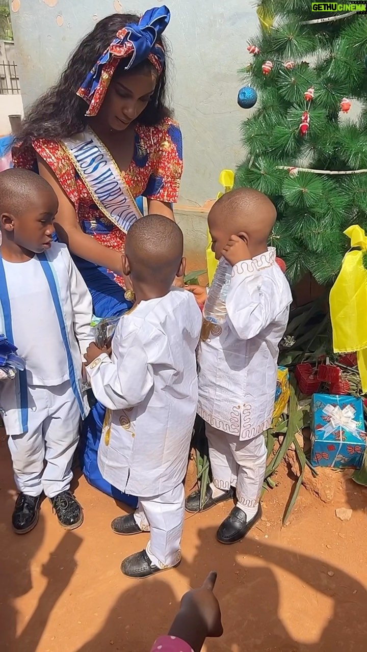 Julia Samantha Edima Instagram - My favorite moment ❤️ gifts , smilles and children 🎁🎄✨❤️ Nanga Eboko