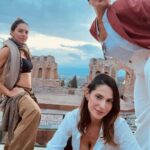 Juliana Paes Instagram - Taormina tem essa cor… essa tonalidade… esse espírito de romance rosa! Vai deixar saudades demais!🌸 Taormina, Sicily