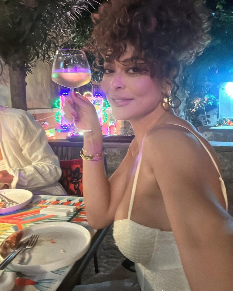 Juliana Paes Instagram - Dump Sicília Flores Vinhos Dieta… palavras aleatórias que me vêm dunada na cabeça kkkk