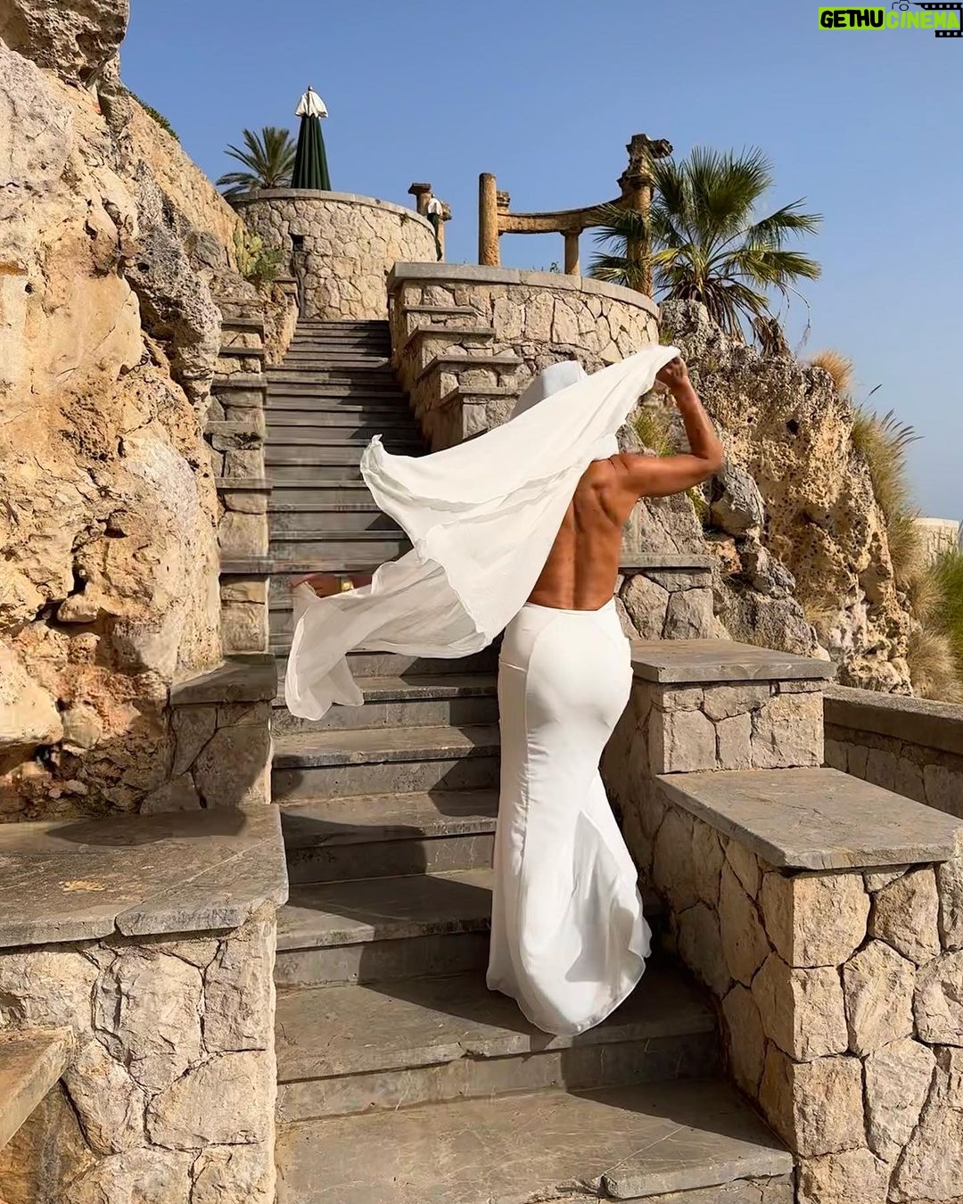 Juliana Paes Instagram - un'immagine greca in sicilia #palermo #sicilia Villa Igiea, a Rocco Forte Hotel