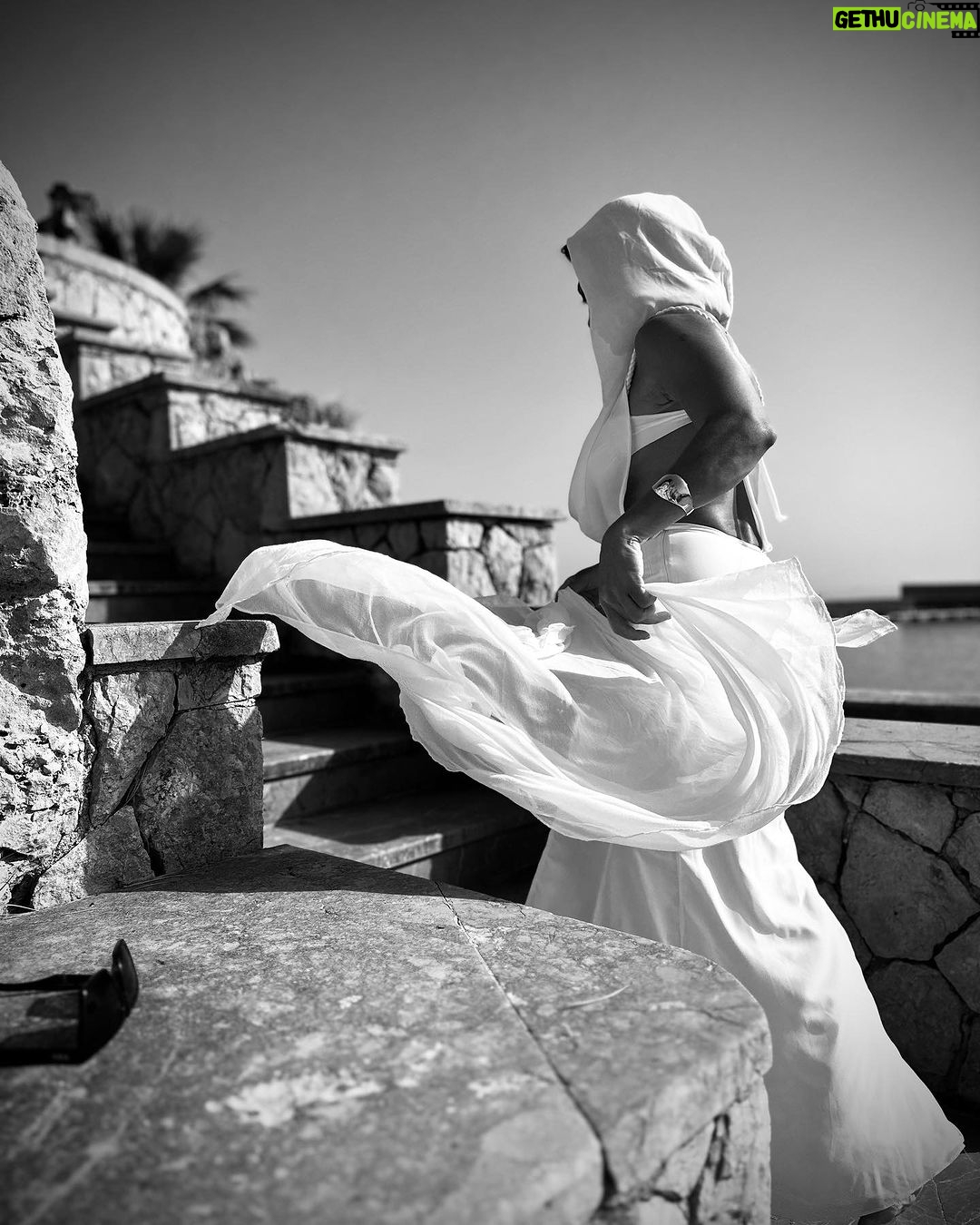 Juliana Paes Instagram - un'immagine greca in sicilia #palermo #sicilia Villa Igiea, a Rocco Forte Hotel