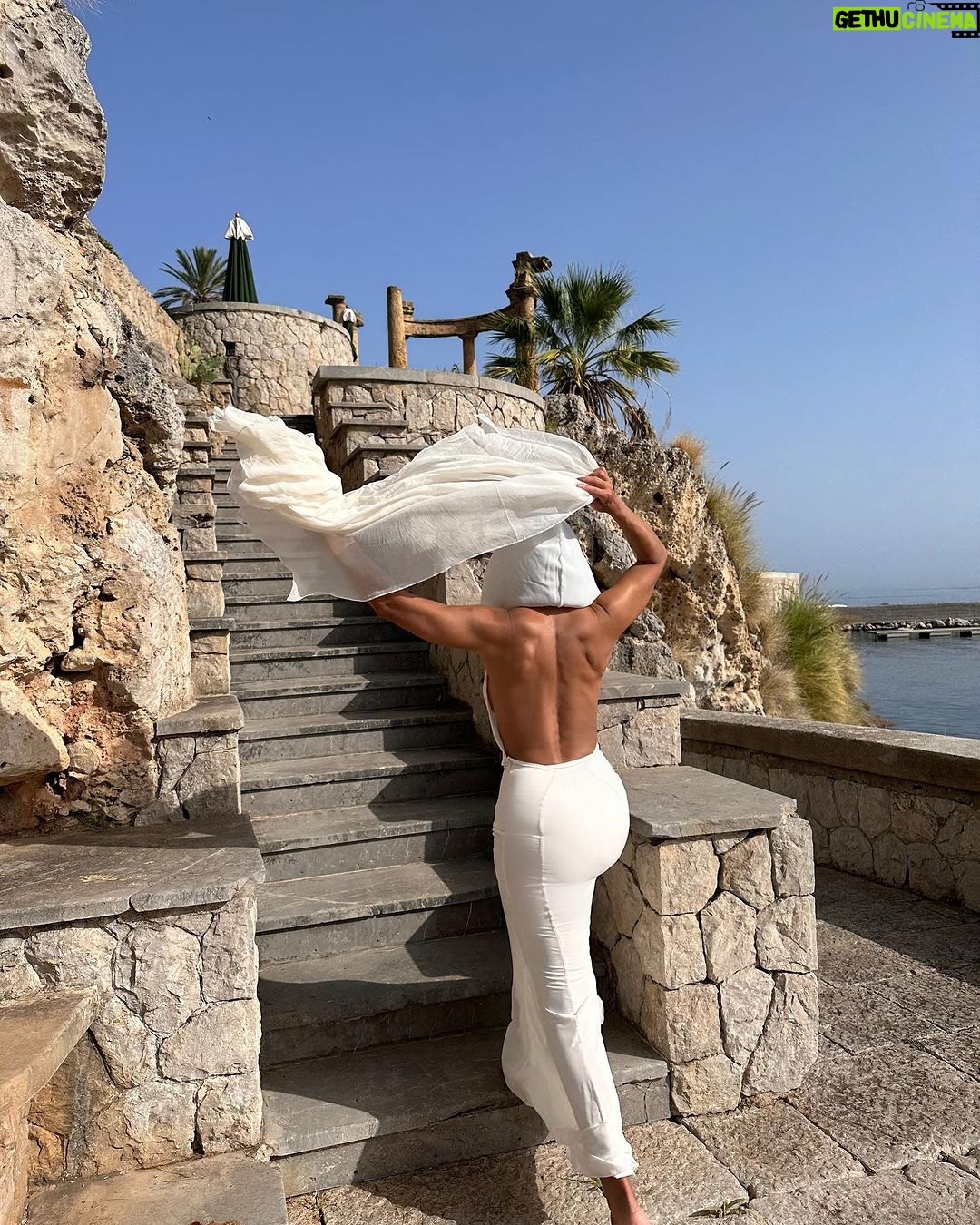 Juliana Paes Instagram - un'immagine greca in sicilia #palermo #sicilia Villa Igiea, a Rocco Forte Hotel