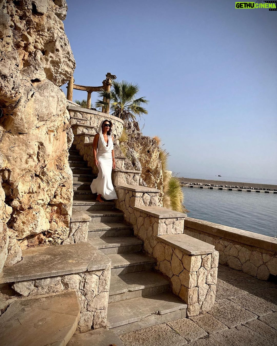 Juliana Paes Instagram - un'immagine greca in sicilia #palermo #sicilia Villa Igiea, a Rocco Forte Hotel