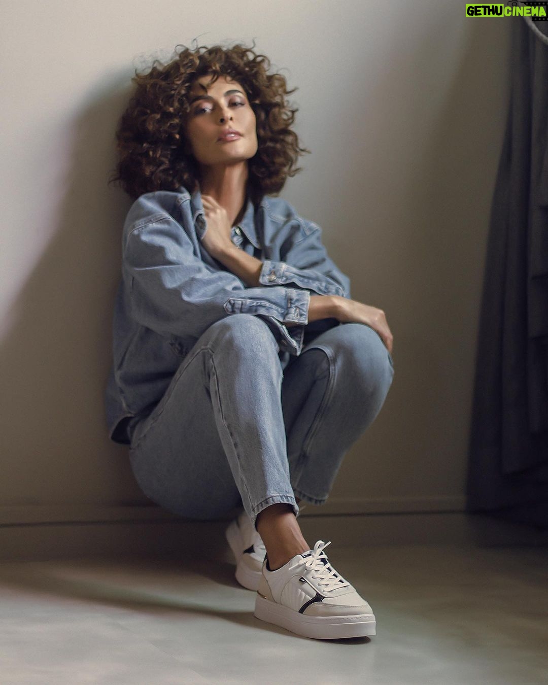 Juliana Paes Instagram - Conforto e estilo em todos meus passos com esse modelo da coleção primavera/verão 2024 da @dakotacalcados . 👟✨😍 #MinhaDakota #PrimaveraVerão2024dakota #Brilhandojuntas