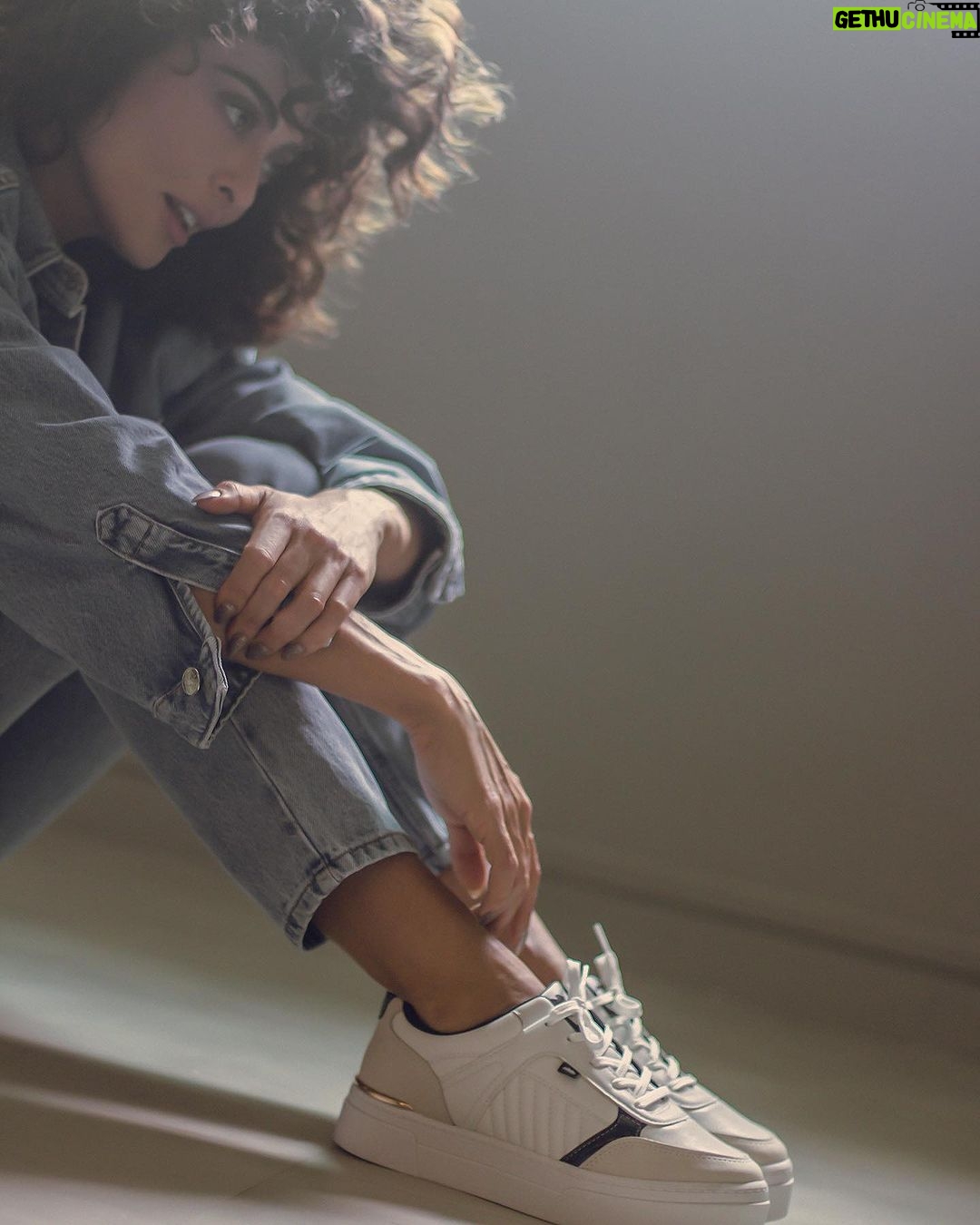 Juliana Paes Instagram - Conforto e estilo em todos meus passos com esse modelo da coleção primavera/verão 2024 da @dakotacalcados . 👟✨😍 #MinhaDakota #PrimaveraVerão2024dakota #Brilhandojuntas