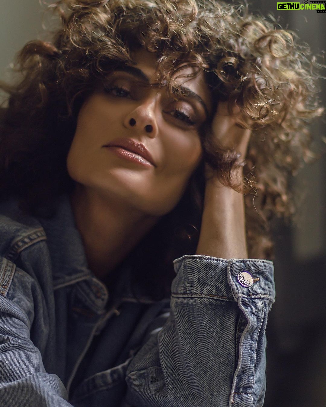Juliana Paes Instagram - Conforto e estilo em todos meus passos com esse modelo da coleção primavera/verão 2024 da @dakotacalcados . 👟✨😍 #MinhaDakota #PrimaveraVerão2024dakota #Brilhandojuntas