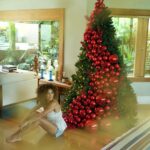 Juliana Paes Instagram - IT’S TIME!!!!! 🎄🎁✨ A contagem regressiva para o Natal já começou por aqui e ficou ainda mais especial com cada detalhe mágico preparado especialmente pela @georgiafestas! Eu amei muito!!!!! ❤️❤️ Já pode dar play na música da Mariah Carey???? 😂😂
