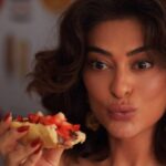 Juliana Paes Instagram - Gente!!! 🤩 Ontem fui no Parque Villa-Lobos, para me deliciar na ‘Experiência Nutella Ama Pão’, de @nutellabr ! O evento acontece nos dias 06, 07 e 08, aqui em São Paulo. Já cheguei logo no pãozinho com Nutella, pq eu mereço, né? 😜 Chama todo mundo e vem curtir essa experiência maravilhosa! #NutellaAmaPao | Publi