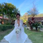 Juliana Paes Instagram - Era só mais um feriado entre amigos e família… mas no meio tinha tbm um aniversário: 15 anos de casamento que eu e Dudu já tínhamos combinado de celebrar depois de tudo. E não é que no sítio que alugamos tinha uma igrejinha? E não é que nossos amigos inventaram uma renovação de votos pra nós? E as crianças se envolveram e cuidaram das flores, e os adultos cuidaram de escalar o celebrante; e um virou DJ, outro virou cerimonialista e videomaker… e meu pai, que anda doentinho, apareceu de surpresa e eu, de repente, me vi tomada por uma emoção de amor, me peguei nervosa e não segurei o choro… As flores de plástico da mesa viraram buquês e grinalda e meu coração virou uma pulsão de gratidão e alegria tão genuínas.. às vezes o Espírito Santo nos toca assim, de surpresa! @dudu.baptista … que venham mais aniversários e surpresas e amor pra nós, sempre!