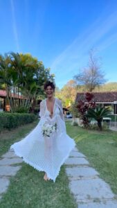 Juliana Paes Instagram - Era só mais um feriado entre amigos e família… mas no meio tinha tbm um aniversário: 15 anos de casamento que eu e Dudu já tínhamos combinado de celebrar depois de tudo. E não é que no sítio que alugamos tinha uma igrejinha? E não é que nossos amigos inventaram uma renovação de votos pra nós? E as crianças se envolveram e cuidaram das flores, e os adultos cuidaram de escalar o celebrante; e um virou DJ, outro virou cerimonialista e videomaker… e meu pai, que anda doentinho, apareceu de surpresa e eu, de repente, me vi tomada por uma emoção de amor, me peguei nervosa e não segurei o choro… As flores de plástico da mesa viraram buquês e grinalda e meu coração virou uma pulsão de gratidão e alegria tão genuínas.. às vezes o Espírito Santo nos toca assim, de surpresa! @dudu.baptista … que venham mais aniversários e surpresas e amor pra nós, sempre!