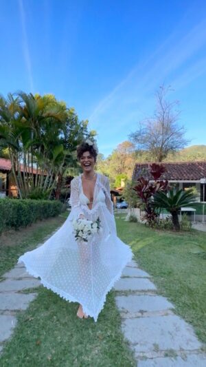 Juliana Paes Instagram - Era só mais um feriado entre amigos e família… mas no meio tinha tbm um aniversário: 15 anos de casamento que eu e Dudu já tínhamos combinado de celebrar depois de tudo. E não é que no sítio que alugamos tinha uma igrejinha?

E não é que nossos amigos inventaram uma renovação de votos pra nós? E as crianças se envolveram e cuidaram das flores, e os adultos cuidaram de escalar o celebrante; e um virou DJ, outro virou cerimonialista e videomaker… e meu pai, que anda doentinho, apareceu de surpresa e eu, de repente, me vi tomada por uma emoção de amor, me peguei nervosa e não segurei o choro…

As flores de plástico da mesa viraram buquês e grinalda e meu coração virou uma pulsão de gratidão e alegria tão genuínas.. às vezes o Espírito Santo nos toca assim, de surpresa! 

@dudu.baptista … que venham mais aniversários e surpresas e amor pra nós, sempre!