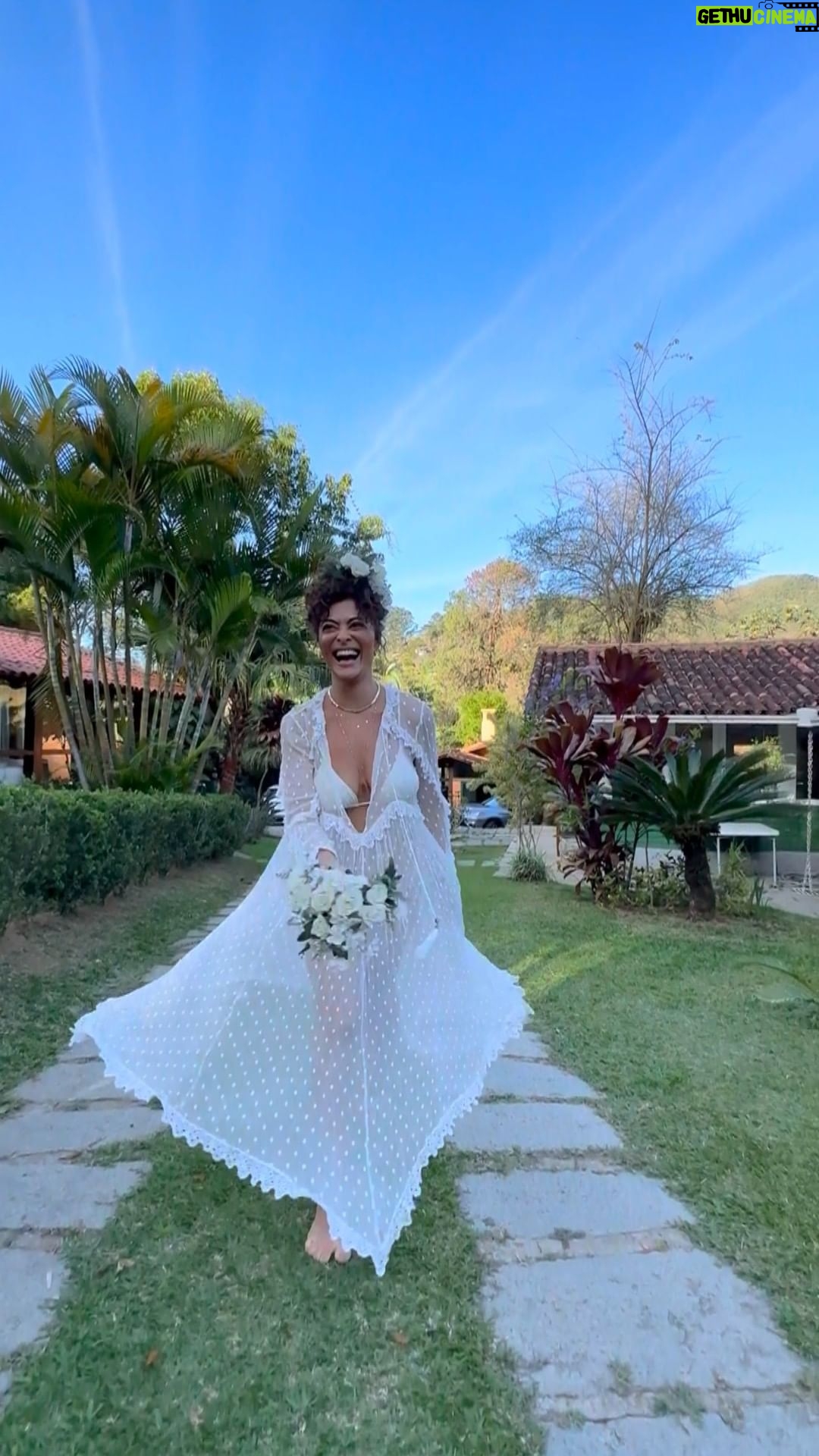 Juliana Paes - 423.9K Likes - Era só mais um feriado entre amigos e família… mas no meio tinha tbm um aniversário: 15 anos de casamento que eu e Dudu já tínhamos combinado de celebrar depois de tudo. E não é que no sítio que alugamos tinha uma igrejinha?
E não é que nossos amigos inventaram uma renovação de votos pra nós? E as crianças se envolveram e cuidaram das flores, e os adultos cuidaram de escalar o celebrante; e um virou DJ, outro virou cerimonialista e videomaker… e meu pai, que anda doentinho, apareceu de surpresa e eu, de repente, me vi tomada por uma emoção de amor, me peguei nervosa e não segurei o choro…
As flores de plástico da mesa viraram buquês e grinalda e meu coração virou uma pulsão de gratidão e alegria tão genuínas.. às vezes o Espírito Santo nos toca assim, de surpresa!
@dudu.baptista … que venham mais aniversários e surpresas e amor pra nós, sempre!