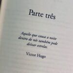 Juliana Paes Instagram - Queria escrever poesia Mas esse cansaço não deixa O bicho arranhando aqui dentro Virar palavra arrumada Do jeito que não soe queixa Queria reclamar da vida e mais da raiva no peito Do quanto me abandonaram que me senti só o mesmo tanto Mas nada disso no grito Tem que ser manso, bem feito de um jeitinho assim bonito Quero falar mal desseszinhos Dizer que tem gente ruim Contar das suas malícias Com essas caras lavadas De como bateram em mim Mas que pareça suave Que nem doeu tanto assim o que lamentei nesse quarto Mentir que não morri um pouco Fingir que é de pedra o meu casco Ratos, fingidos de santo! De tanto currarem minha cuca Restou pra mim o muxoxo Me sobra só prosa bruta É sem poema meu canto Quarto sem sal e nem cor É mais um lugar-desencanto Sem saber pronde ando Uma esquina Pra angústia virar verso Precisa não estar sentindo Quando já passou a dor É aí que vira rima
