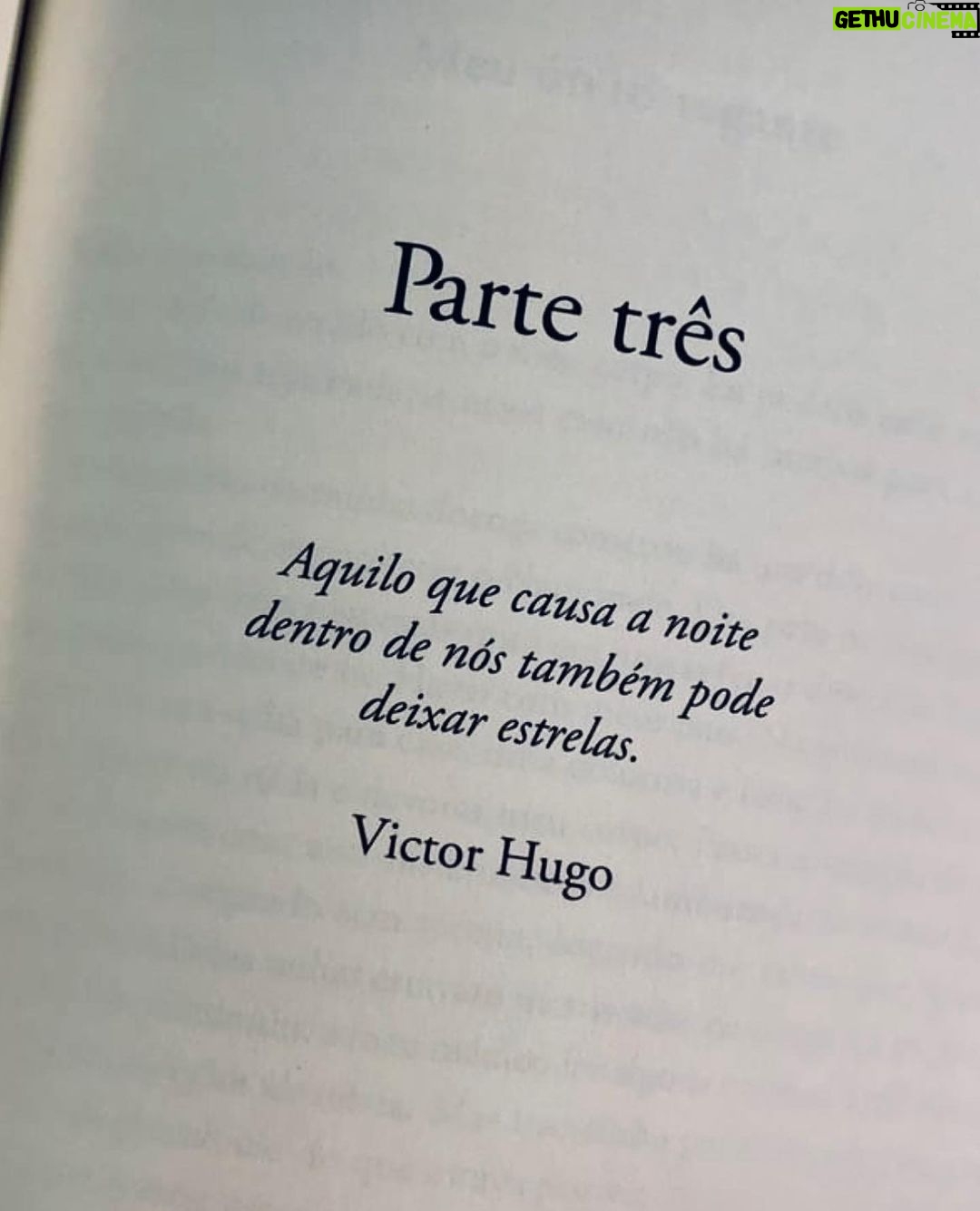 Juliana Paes Instagram - Queria escrever poesia Mas esse cansaço não deixa O bicho arranhando aqui dentro Virar palavra arrumada Do jeito que não soe queixa Queria reclamar da vida e mais da raiva no peito Do quanto me abandonaram que me senti só o mesmo tanto Mas nada disso no grito Tem que ser manso, bem feito de um jeitinho assim bonito Quero falar mal desseszinhos Dizer que tem gente ruim Contar das suas malícias Com essas caras lavadas De como bateram em mim Mas que pareça suave Que nem doeu tanto assim o que lamentei nesse quarto Mentir que não morri um pouco Fingir que é de pedra o meu casco Ratos, fingidos de santo! De tanto currarem minha cuca Restou pra mim o muxoxo Me sobra só prosa bruta É sem poema meu canto Quarto sem sal e nem cor É mais um lugar-desencanto Sem saber pronde ando Uma esquina Pra angústia virar verso Precisa não estar sentindo Quando já passou a dor É aí que vira rima