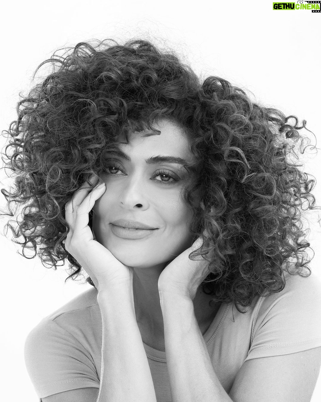 Juliana Paes Instagram - Eu tenho uma relação de muito amor com os meus cabelos. Eles marcam pontos importantes da minha história. Você já declarou todo o seu amor aos seus fios? Tirar aqueles minutinhos do dia pra cuidar de si, dos cabelos, é cuidar da nossa autoestima. A gente se sente mais bonita e segura, não é?! E você, o que te faz se sentir mais radiante? #IlluminatteTRUSS @trusshair #Publi
