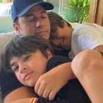 Juliana Paes Instagram - Eu tive a maior sorte do mundo de ter os dois melhores pais que eu poderia pedir: o primeiro, Carlos Hernique Paes, meu pai! E o segundo, Dudu Baptista, meu marido, meu companheiro e pai dos nossos filhos! Esses dois homens são a base da minha família, da minha história, e sem eles nada disso aqui seria possível. Que sorte a minha! E que sorte a dos nossos meninos por terem esses dois homens incríveis em suas vidas!