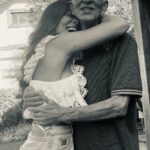 Juliana Paes Instagram - Ele foi meu melhor amigo, meu maior fã, meu grande incentivador, conselheiro emocional Sempre me colocava pra cima, me fazia ver as coisas pela melhor perspectiva Ele tinha alma de criança E como amava as crianças… todas E fez da nossa infância, irmãos e primos e de todas as crianças que passaram por sua vida, mais brilhante! Ele gostava e nos levava pro circo, pro kart, pro boliche, pra praia, pro cinema, pro carnaval, pra brincar de esconde, de correr, de mímica, de poker, buraco, ‘purrinha’, de quem fica mais tempo embaixo d’água, de pular da pedra pro mar (e mamãe ficava maluca), e furar as ondas, de qualquer coisa que fosse brincar! Vc nunca encontraria ele triste ou mal humorado… Ele sempre tinha uma palavra de coragem, de alento ou uma piada boba! Lembro de vários momentos em que minha bola tava murcha e ele dizia: ‘os cães ladram, a caravana passa’ ‘não liga pra isso, minha filhinha’ Um dia eu tava com febre numa viagem pra Búzios e apareceu uma turma de fãs na porta de casa e eu não conseguia levantar pra atender, ele: ‘faz uma forcinha, minha filha, eles vão ficar tão felizes’ Daddylove era seu apelido! Pq ele era todo amor… ele atravessava a ponte em qualquer hora pra me ver, pra ver meus filhos, pra me perguntar: E aí? Muito trabalho essa semana? Puta merda, vc tá trabalhando muito, minha filhinha! Amava brincar de dançar e queria aprender a sambar Ele gostava de gente, queria saber das pessoas, dos nossos amigos Ele nunca soube poupar dinheiro; O suficiente bastava; a simplicidade era ele…sempre com a blusa furada, pq era mais confortável… ‘Pai, vão achar que eu não cuido de vc’ mas nunca ligou pro que os outros pensavam pq ele era mais ‘ser’ do que ‘ter’, parecer… Ontem, ele estaria grudado na tv, pra ver a estreia de #renascer e depois me ligar pra dar ‘parabéns, minha filha’ Ele adorava dar um jeitinho, onde fosse, de dizer que eu era sua filha, mas o prazer e sorte sempre foram minhas! Hoje tem uma dor que corta, mas creio nesse tempo de Deus que transforma a angústia em saudade e memória! Te amo, Pai!