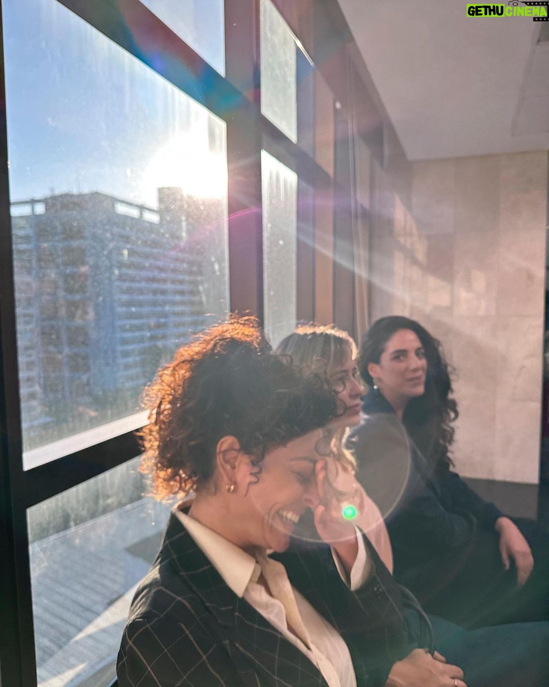 Juliana Paes Instagram - Tente fazer uma pose séria ao lado delas @palommaduarte @marthanowill e falhe miseravelmente! Ahahahaha ❤️ #PedaçoDeMim @netflixbrasil