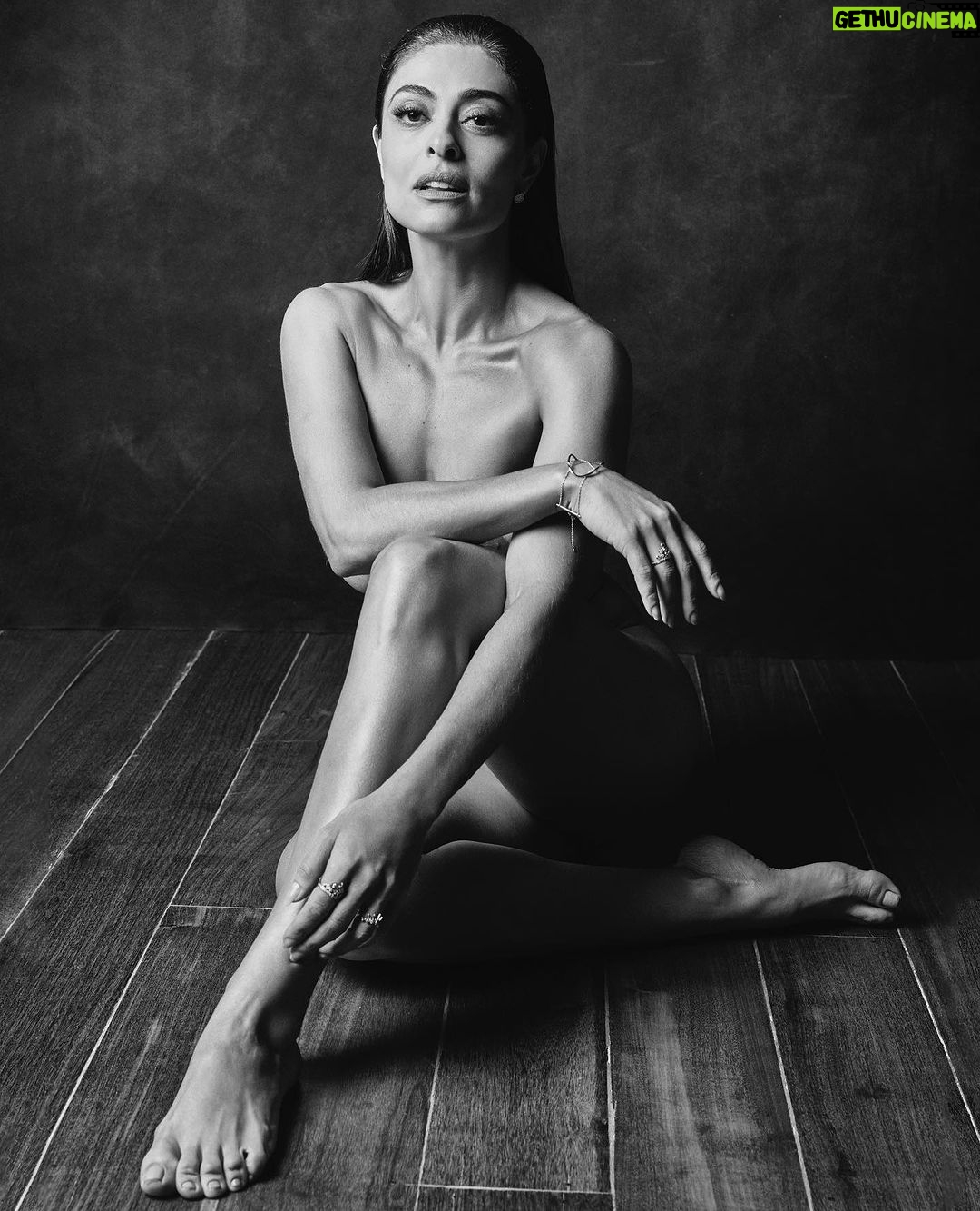 Juliana Paes - 196K Likes - #tbt desse ensaio que eu AMO 🔥📸
Ensaio para o @cadernoela com fotos do meu querido @danielmattar, edição de moda de @bebelmoraes e beleza de @vinikilesse!