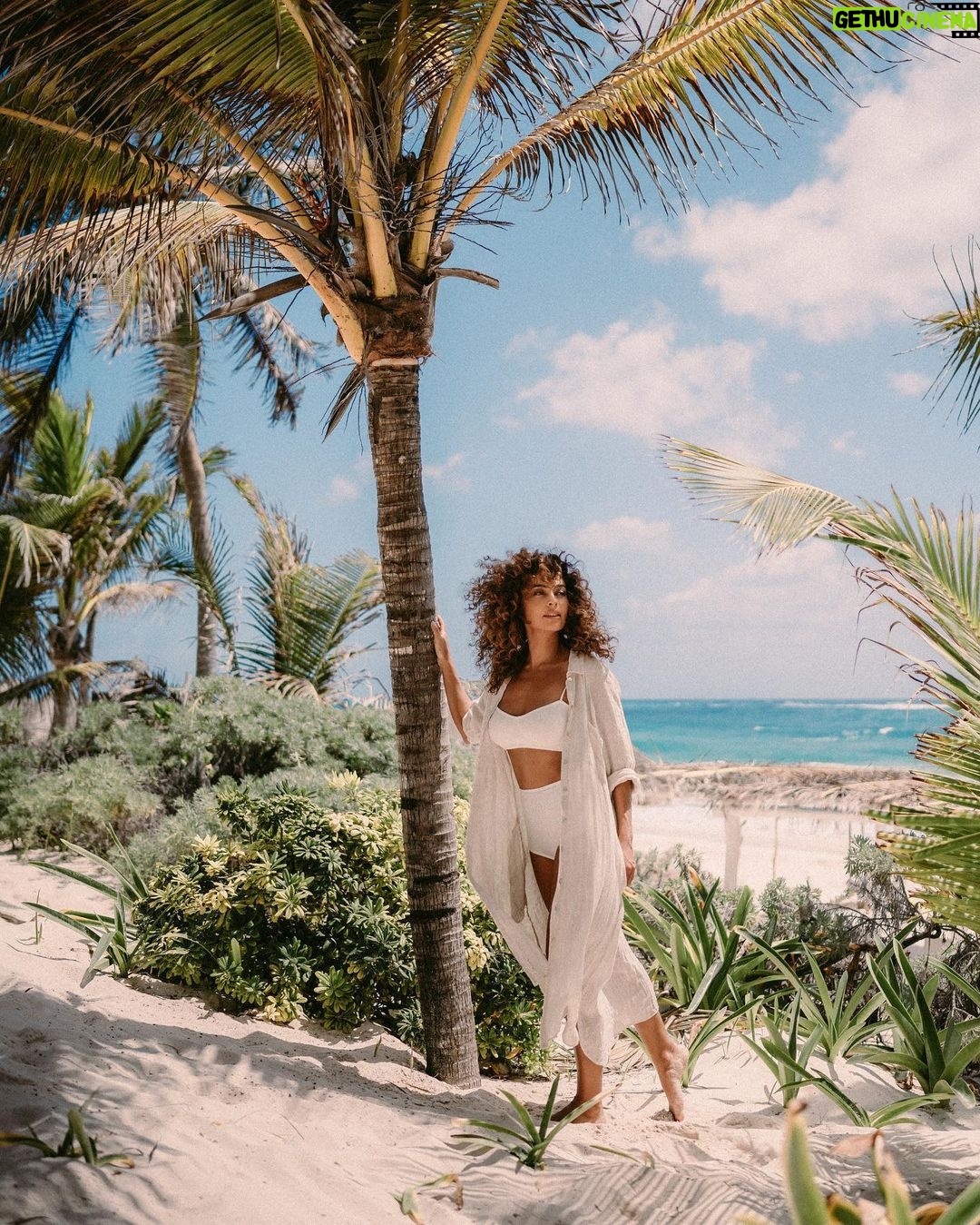 Juliana Paes Instagram - Quando vão inventar o teletransporte? #tbt pra contrastar com esse chuva que cai no Rio agora… #tulum