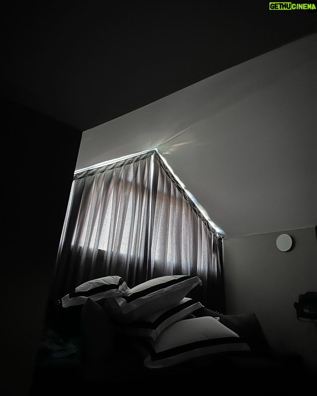 Juliana Paes Instagram - Morning View Hj acordei sem querer sair da cama… Um cansaço… uma vontade de ficar lendo um livro, comendo besteira… vendo sessão da tarde… quem mais? Ps.:(ainda existe Sessão da Tarde? Kkkk)