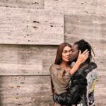 Juliana Paes Instagram - Olha o que eu achei aqui, @negblack!!!! O encontro de Bibi e Sabiá foi em #AForçaDoQuerer, mas esse ensaio aqui pra @voguebrasil… foi só zueira com esse meu amigo de alma! Saudade, Negs! Passando a visão! #TBT