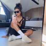 Juliana Paes Instagram - Você já parou uns minutinhos para imaginar como é andar #NosPassosDela? A @julianapaes que o diga. Na rotina maluca de gravações + filhos, ainda bem que ela pode contar com o Tênis Branco Dakota que garante um look estiloso e super confortável para dar conta do dia a dia de uma mãe. REF G5241-12 | Clique na foto para comprar #dakota #serlindaéserfeliz #outonoinverno2023 #parperfeitodakota #botadakota #botafeminina #NosPassosDelaDakota #DiaDasMães #PraTodosVerem: Na imagem, a atriz Juliana Paes posa com o tênis Tênis Dakota Casual Branco. O modelo tem sola flatform de 2 cm, calce fácil, com elástico na parte superior, produzido em material sintético de alta qualidade, com acabamento termoconformado na superfície, sem costuras, e conta com microfuros que proporcionam maior respirabilidade aos pés. Fim da descrição.