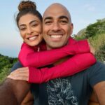 Juliana Paes Instagram - Esse é o meu irmão! E ontem foi aniversário dele… não consegui parar o trabalho pra vir aqui fazer essa declaração pública, mas não tem problema, pq meu irmão é aquele tipo de pessoa que não liga pra essas besteiras… meu irmão é do tipo que só se importa com o que importa, com o que é sério, com cuidar das pessoas, com fazer com que elas se sintam bem, com ser carinhoso e iluminar os lugares onde chega com esse sorriso gigante e esse coração generoso de menino… Meu irmãozinho caçula com seu pé 44 sabe pisar com leveza nos lugares onde vai, sabe curtir os momentinhos bobos como ninguém, sabe dar risada das besteiras mais sem graça pq ele gosta de rir, ele gosta de ser bom, ele se põe no lugar dos outros, ele gosta do amor e inspira sem nem se dar conta disso… por vezes eu penso, o que ele faria no meu lugar? E a resposta, eu tento seguir… pq meu irmão é luz e beleza pura! Mano, feliz aniversário atrasado! Mas vem com todo meu amor… te amo mil milhões ❤️