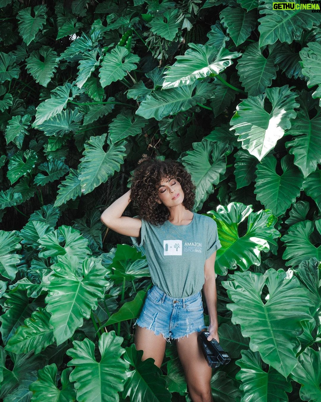 Juliana Paes Instagram - O que podemos fazer pelo planeta? O primeiro passo é ter consciência sobre nosso impacto ambiental. Nos últimos anos, a maior floresta tropical do mundo sofre com níveis alarmantes de desmatamento. Promover a conservação da biodiversidade é um compromisso de todos, e a @trusshair faz parte dessa ação. A marca destina parte da renda obtida com as vendas da linha Equilibrium ao @institutoipe . O IPÊ (Instituto de Pesquisas Ecológicas) vai implementar um projeto piloto de restauração ambiental no Baixo Rio Negro, Amazonas. Com o apoio do IPÊ e das comunidades locais, a Truss ajuda a semear mais vida na Amazônia, fortalecendo seus maiores guardiões: as pessoas que vivem na floresta. Você pode fazer parte desse movimento. Encontre os produtos da Linha Equilibrium no site da Truss e nos melhores salões do Brasil. Você vai ver como é possível gerar desenvolvimento sendo sustentável. Dê uma olhada nas redes da Truss durante esse mês pra conferir mais ações. Truss cuida de você e cuida da Amazônia. #TrussCuidandoDeVocêEDaAmazônia #amazonconservationeditiontruss #meioambientetruss #amazontruss | publicidade