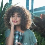 Juliana Paes Instagram - O que podemos fazer pelo planeta? O primeiro passo é ter consciência sobre nosso impacto ambiental. Nos últimos anos, a maior floresta tropical do mundo sofre com níveis alarmantes de desmatamento. Promover a conservação da biodiversidade é um compromisso de todos, e a @trusshair faz parte dessa ação. A marca destina parte da renda obtida com as vendas da linha Equilibrium ao @institutoipe . O IPÊ (Instituto de Pesquisas Ecológicas) vai implementar um projeto piloto de restauração ambiental no Baixo Rio Negro, Amazonas. Com o apoio do IPÊ e das comunidades locais, a Truss ajuda a semear mais vida na Amazônia, fortalecendo seus maiores guardiões: as pessoas que vivem na floresta. Você pode fazer parte desse movimento. Encontre os produtos da Linha Equilibrium no site da Truss e nos melhores salões do Brasil. Você vai ver como é possível gerar desenvolvimento sendo sustentável. Dê uma olhada nas redes da Truss durante esse mês pra conferir mais ações. Truss cuida de você e cuida da Amazônia. #TrussCuidandoDeVocêEDaAmazônia #amazonconservationeditiontruss #meioambientetruss #amazontruss | publicidade