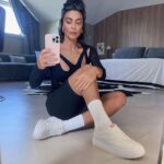 Juliana Paes Instagram - Você já parou uns minutinhos para imaginar como é andar #NosPassosDela? A @julianapaes que o diga. Na rotina maluca de gravações + filhos, ainda bem que ela pode contar com o Tênis Branco Dakota que garante um look estiloso e super confortável para dar conta do dia a dia de uma mãe. REF G5241-12 | Clique na foto para comprar #dakota #serlindaéserfeliz #outonoinverno2023 #parperfeitodakota #botadakota #botafeminina #NosPassosDelaDakota #DiaDasMães #PraTodosVerem: Na imagem, a atriz Juliana Paes posa com o tênis Tênis Dakota Casual Branco. O modelo tem sola flatform de 2 cm, calce fácil, com elástico na parte superior, produzido em material sintético de alta qualidade, com acabamento termoconformado na superfície, sem costuras, e conta com microfuros que proporcionam maior respirabilidade aos pés. Fim da descrição.