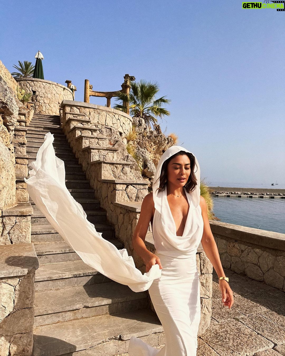 Juliana Paes Instagram - un'immagine greca in sicilia #palermo #sicilia Villa Igiea, a Rocco Forte Hotel