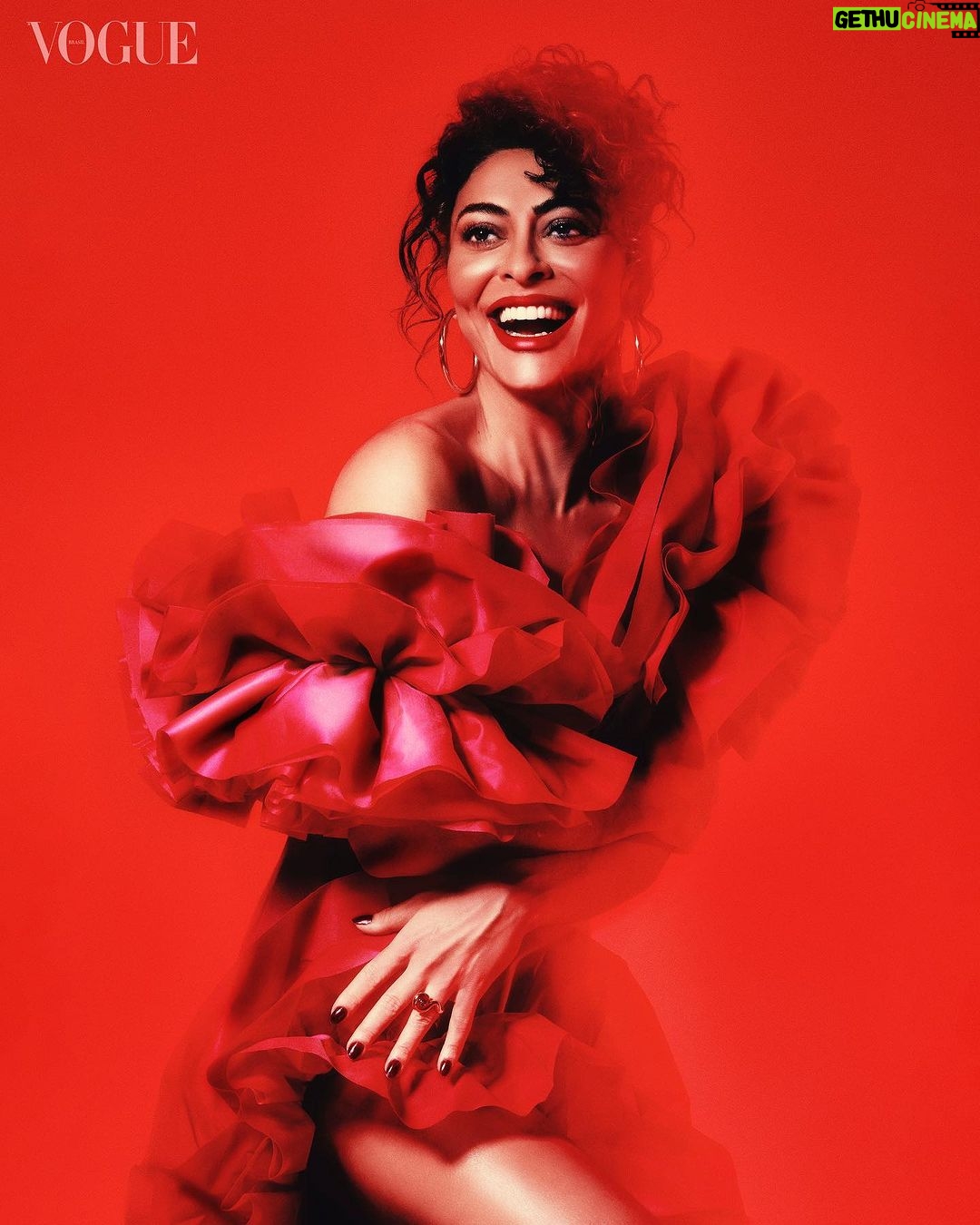 Juliana Paes Instagram - Direto das páginas do #Invogue, primeiro livro da @voguebrasil ! 📸✨ Fotos: @isarruda Styling: @jujubonjour Beleza: @manubarbara Arte: @kryamane Produção executiva: @carolishimaru e @deialansky Assistente de Produção executiva: @thaizeoliveira Produção de Moda: @gcevidanes Assistentes de foto: @felippescosta e @gutobrown Assistente de Beleza: @evellyncoutinhobeauty Assessoria: @melinatavarescomunicacao
