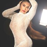 Juliana Paes Instagram - Tô pronta!!! Alguém pediu brilho aí??? ❤️❤️ Amanhã é dia de #Caldeirola na @tvglobo!!!