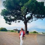 Juliana Paes Instagram - Taormina tem essa cor… essa tonalidade… esse espírito de romance rosa! Vai deixar saudades demais!🌸 Taormina, Sicily