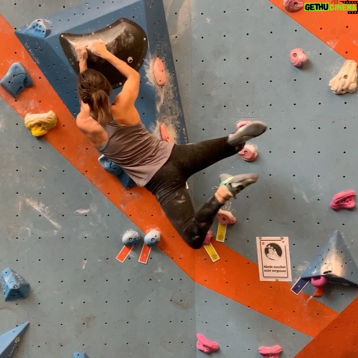 Juliane Wurm Instagram - Sometimes this whole bouldering thing is just so much fun 😍 . Video by @_alexwurm . @mammut_swiss1862 @madrockclimbing Boulderplanet