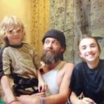 Juliane Wurm Instagram – 17,18,19,19,19,19,20 – noch 10! – wie viele Klimmzüge ich an den roten Henkeln im Dach im Kletter-Max in Dortmund gemacht habe, wie schön es war platt ins Seil zu fallen, unten mit dir einzuschlagen und in deine strahlenden Augen zu gucken, motiviert zu werden für das nächste Mal: hoch, runter, hoch, runter, hoch, runter, hoch – im Dach, an der KA2000, am Block, an der 18-Meter-Wand, mit von dir durch‘s Seil geschickter Energie. Wie du mir Fanta bestellt hast, wenn ich nicht mehr konnte; wie wir mit dir freitags abends mit der ganzen Kindergruppe Schinken-Käse-Pizzabrötchen bei Mamma Mia in Hörde bestellt haben und 15 Liegestütze machen mussten, wenn wir mit unseren Fettfingern weiter geklettert sind. 15 Liegestütze für‘s mit dem Cityroller durch die Kletterhalle heizen, 15 Liegestütze für‘s zu spät zu kommen, weil ‚Richter Alexander Hold’ so spannend war, 15 Liegestütze für hässliche 8er Knoten, für’s französisch sichern mit der 8, für’s Rucksack mitten in die Halle feuern, für’s Mitbringen von nur einem Kletterschuh, dafür das verknotete Seil einfach in den Schrank zu pfeffern – ich hab sie alle gern gemacht, die Klimmzüge, Liegestütze und die unendlich vielen Routen!! 
.

Du hast mit deiner unglaublichen Ausstrahlung so viele Kinder in deinen Bann gezogen, Kindheiten begleitet, hast die Liebe für das Klettern in dutzenden Kindern und Familien entfacht, hast uns für diesen Sport begeistert, der viele von uns unser ganzes Leben begleitet und begleiten wird! Wir werden dich unendlich vermissen, Dieter ❤️ Dortmund Hörde City