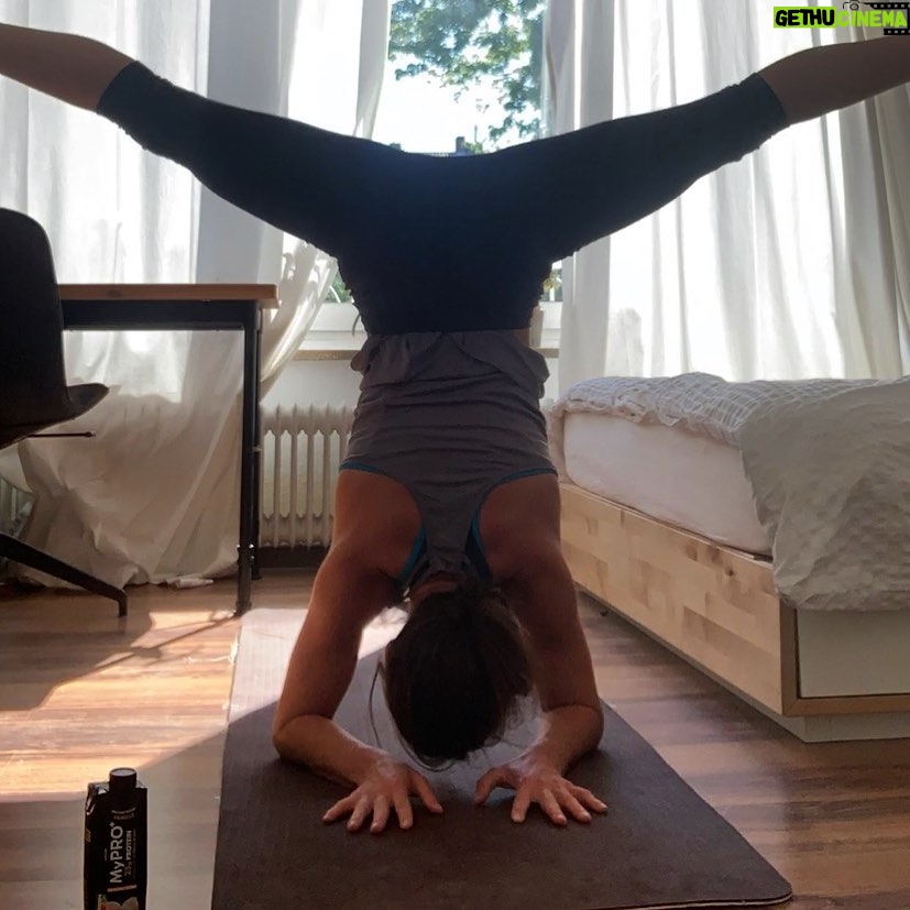 Juliane Wurm Instagram - Anzeige Meine Yoga-Challenge mit @mypro_plus ist vorbei! Ich habe es mit ein bisschen Social-Media-Druck geschafft jeden Morgen Yoga zu machen. Wie erwartet tat es total gut und hat Spaß gemacht!  Der Gewinner der großen Gewinnspiels wird nächste Woche auf der Seite von @mypro_plus verkündet, daher gern mal folgen. #MyProPlus #verdienesdir