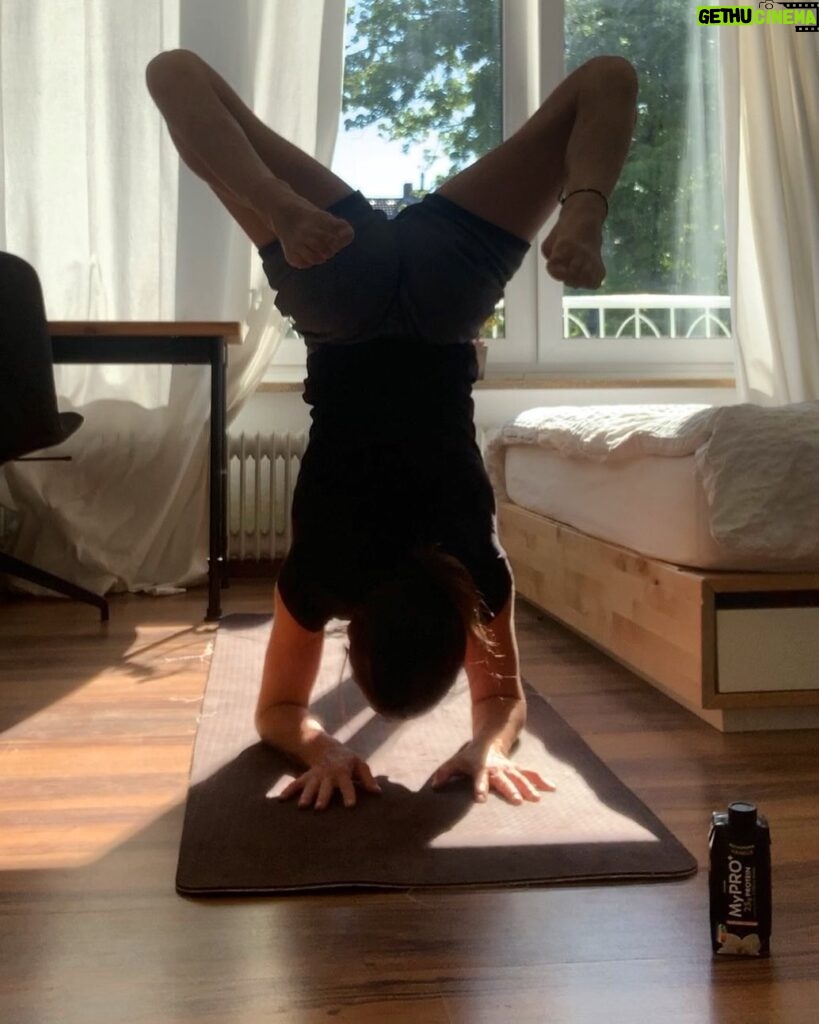 Juliane Wurm Instagram - Immer wieder merke ich, dass es mir körperlich und mental gut tut regelmäßig Yoga zu machen. Obwohl ich das seit Jahren weiß, kriege ich es trotzdem nicht hin es regelmäßig in die Tat umzusetzen 🤦🏻‍♀️. Und da im Team alles einfacher ist haben @mypro_plus und ich eine kleine Challenge; vielleicht geht es euch ja genauso und ihr habt Lust euch diese Woche der Challenge anzuschließen und jeden Morgen Yoga zu machen... Mein Ziel ist es jeden Morgen 5 Sonnengrüße mit unterschiedlichen Elementen zu verbinden. Für die Motivierten unter euch gibt es sogar einen 500€ Body Attack-Gutschein und eine Theragun (Massagepistole) zu gewinnen. Zusätzlich verlose ich unter meinen Followern noch einen MyPRO+ Goodiebag. Dafür müsst ihr mir und @mypro_plus folgen, eine Story während meiner Challenge mit #verdienesdir posten, in der ihr mich und @mypro_plus verlinkt. Viel Spaß:) #anzeige’#MyProPlus #verdienesdir Teilnahmebedingungen: https://bit.ly/MyPRO_plusChallenge